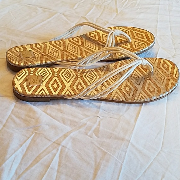 NWOT Roxy Flip Flops - Picture 2 of 3